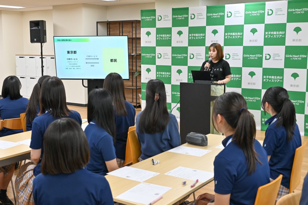 2025年6月11日に開催したGovTech東京オフィスツアーの講義にて、職員が説明している写真