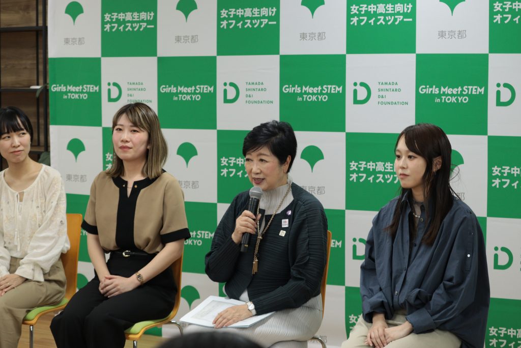 2025年6月11日に開催したGovTech東京オフィスツアーのパネルディスカッションにて、小池都知事と女性職員が並んでいる写真