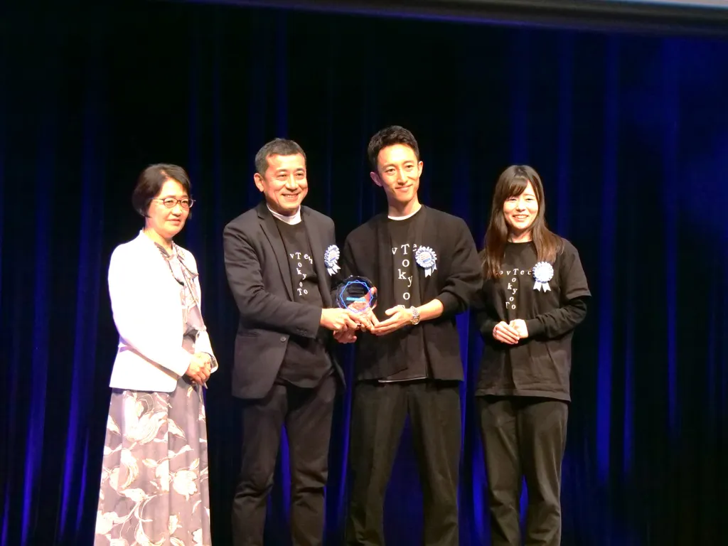 ベネッセリスキリングアワード2025。GovTech東京がトロフィーを授与されている写真